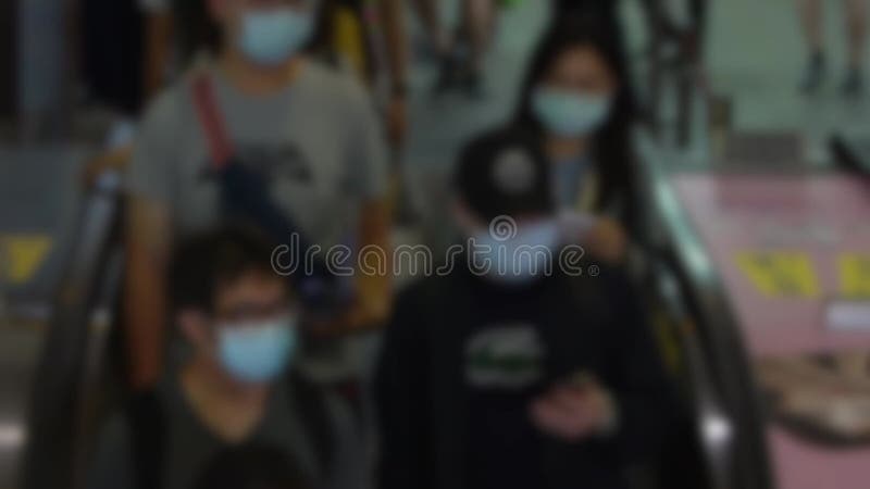 Zeitlupe verschwommenes, dezentes Bild von taiwanesischen Reisenden tragen Maske. Virus