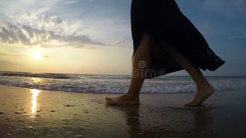 Zeitlupegesamtlänge von ein Frau ` s Füßen während sie ` s, das entlang die Seeküste geht stock video footage