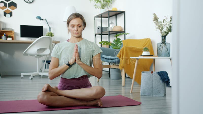 Zeitlupenportrait des gut aussehenden Mädchens beim Yogatraining zu Hause