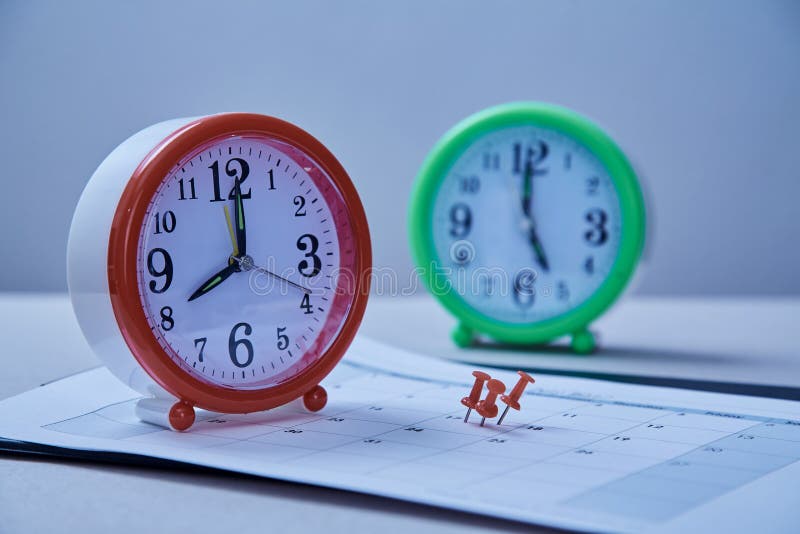 Zeitmanagementfrist und Zeitplankonzept: Aufkleber klebten auf dem Tisch Uhr und roten Druckbolzen stockfotografie Zeitmanagementfrist und Zeitplankonzept: Aufkleber klebten auf dem Tisch Uhr und roten Druckbolzen stockfotografie