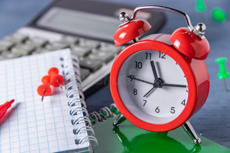 Zeitmanagementfrist Zeit, die grafische Arbeit zählt Fristen für die Arbeit Holen Sie zu einer bestimmten Zeit auf lizenzfreie stockfotos Zeitmanagementfrist Zeit, die grafische Arbeit zählt Fristen für die Arbeit Holen Sie zu einer bestimmten Zeit auf lizenzfreie stockfotos