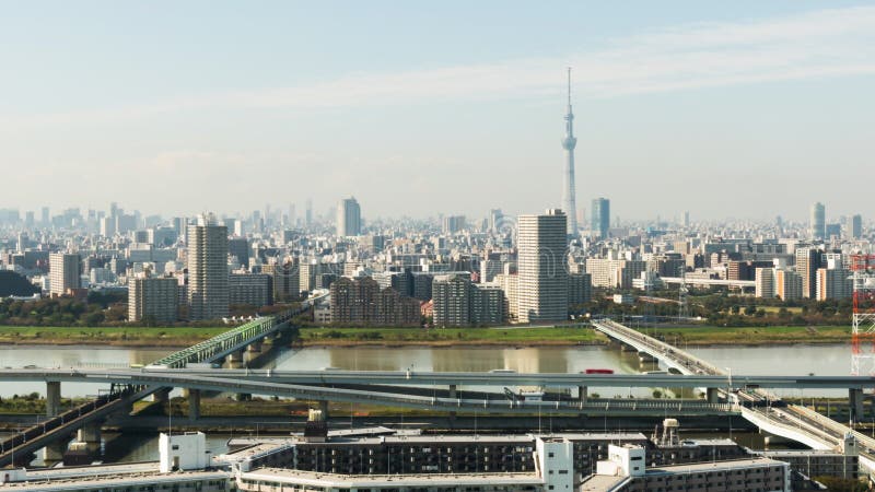 Zeitraffer des Autoverkehrs auf der Autobahn Straße in Tokyo Stadt Innenstadt Bezirk mit Tokyo Skytree sonniger Tag Stadt