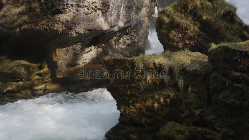 Zeitspanne der Moosgesteine in Wasserkaskaden