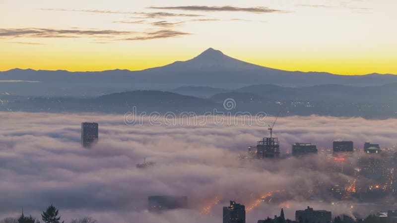 Zeitspanne des Rollen-Nebels und tiefe Wolken über Stadt von Portland Oregon mit dem bedeckten Schnee bringen Hood Early Morning