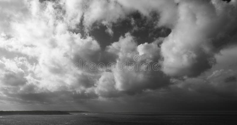 Zeitspannewolken, die Himmel verschleiern und das Meer beschatten und das Land am Glättungsgesamtlänge 4k timelapse Schwarzweiß. stock video