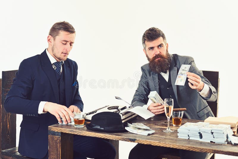 Zeker en succesvol Partners die financieel verslag schrijven Bezige mensen die bedrijfbegroting plannen zakenlieden royalty-vrije stock fotografie Zeker en succesvol Partners die financieel verslag schrijven Bezige mensen die bedrijfbegroting plannen zakenlieden royalty-vrije stock fotografie