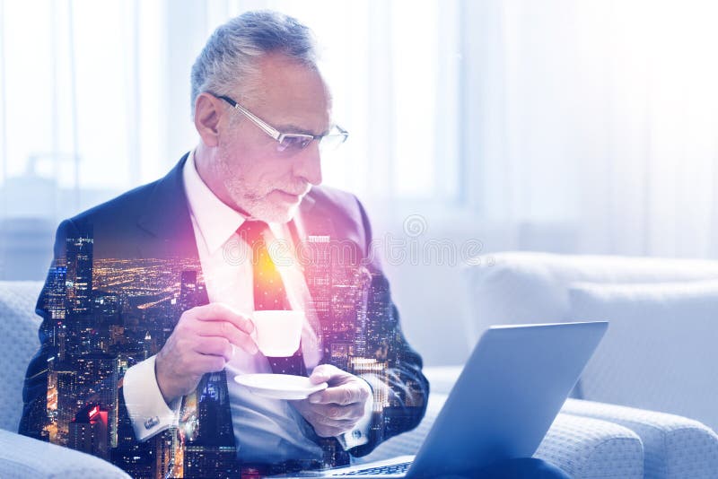 Zekere hogere zakenman die zijn laptop met behulp van royalty-vrije stock fotografie Zekere hogere zakenman die zijn laptop met behulp van royalty-vrije stock fotografie