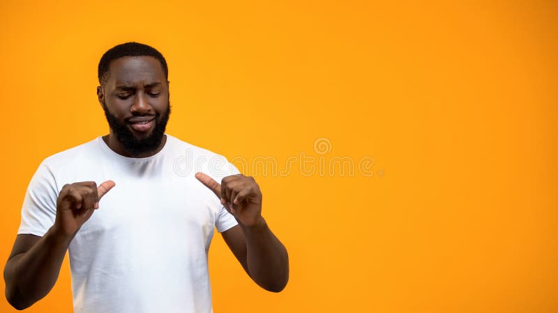 Zekere man die zijn ideale uitrusting tonen, die op vrouw, kennis proberen indruk te maken royalty-vrije stock foto Zekere man die zijn ideale uitrusting tonen, die op vrouw, kennis proberen indruk te maken royalty-vrije stock foto