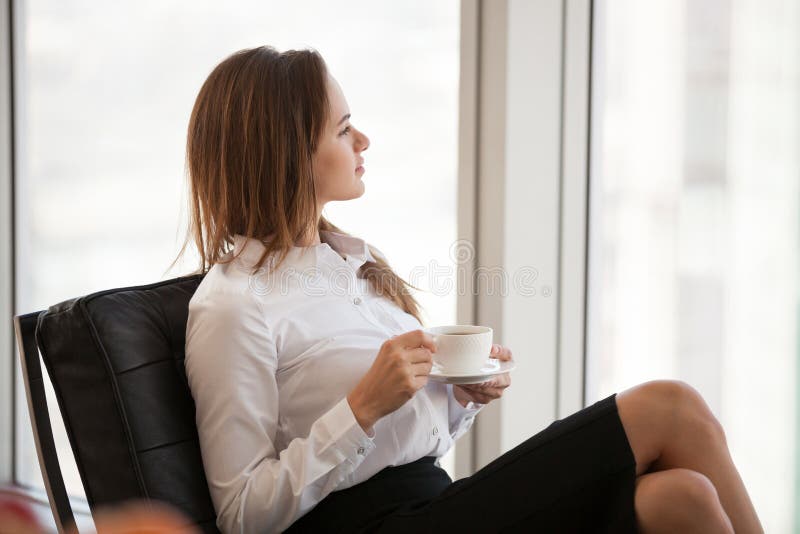 Zekere vrouwelijke werknemer die koffie hebben die van toekomst dromen succe stock foto's Zekere vrouwelijke werknemer die koffie hebben die van toekomst dromen succe stock foto's