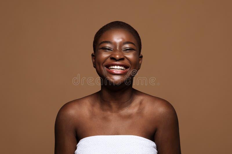 milieu Kwade trouw krans Zelfaanvaarding. Een Afrikaans - Amerikaanse Vrouw Met Een Kort Haar En Een  Perfecte Huid Lachen Stock Foto - Image of wijfje, lichaam: 215230490