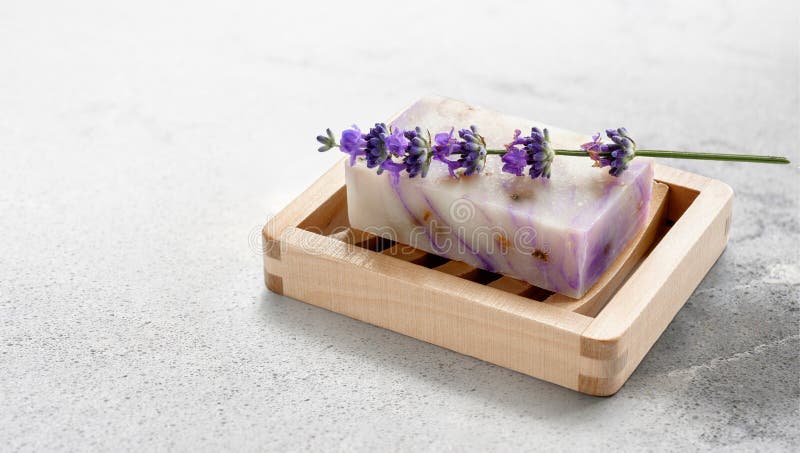 Zelfgemaakte lavendel zeep op houten zeep op marmer - tafel