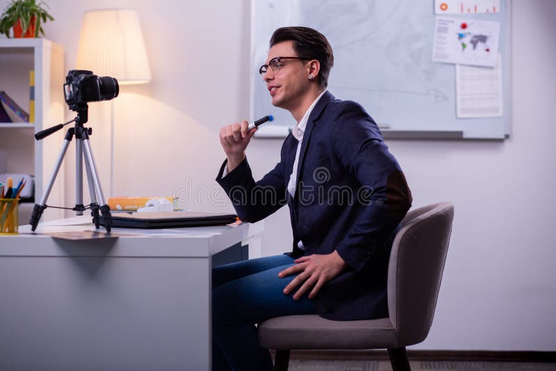 Zelfverzekerde jonge zakenman die in online webinar worden geïmpliceerd stock foto Zelfverzekerde jonge zakenman die in online webinar worden geïmpliceerd stock foto