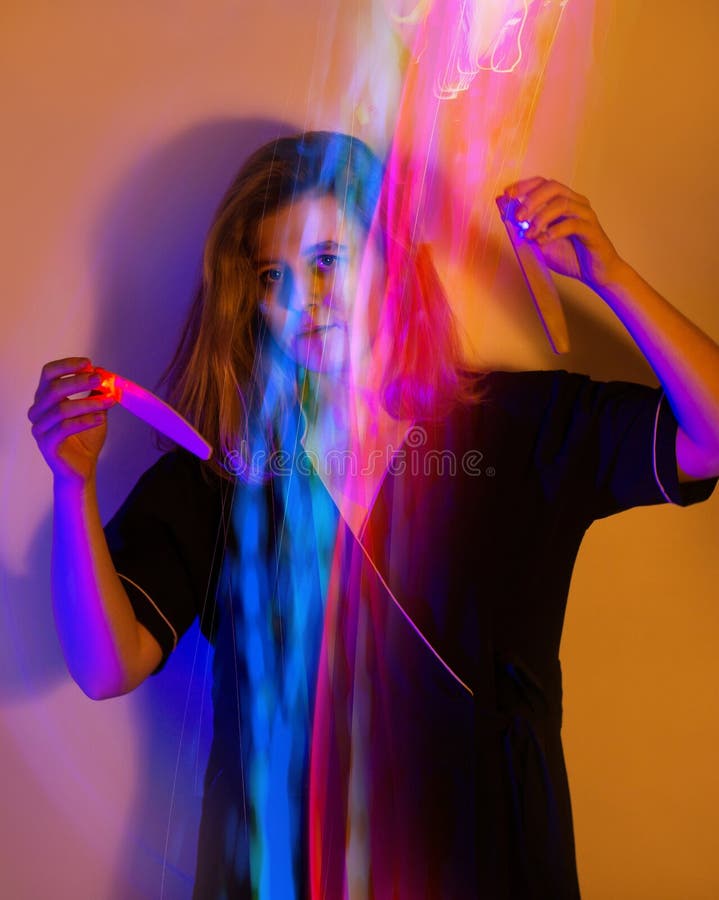 Zelfverzorging en verzorging in de hand van een professionele stagiair. het beroep van nageldienstmeester is een moderne trendy vi royalty-vrije stock fotografie Zelfverzorging en verzorging in de hand van een professionele stagiair. het beroep van nageldienstmeester is een moderne trendy vi royalty-vrije stock fotografie