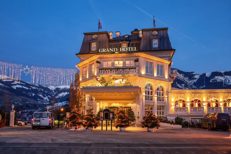 Zell AM voir l'Autriche le 15 janvier 2020 : Le grand zell l'hôtel voient au bord du lac de zeller dans les décorations de Noël