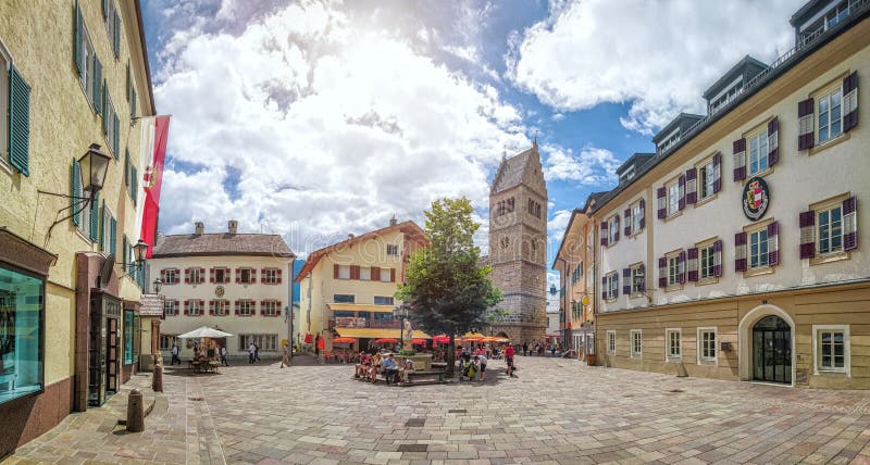 Zell am видит городскую площадь с церковью, землей Salzburger, Австрией стоковая фотография