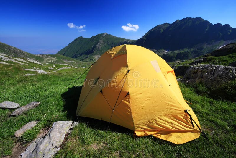 Rotes Und Gelbes Zelt Auf Dem Eis Vom Baikalsee Im Winter Auf Einem