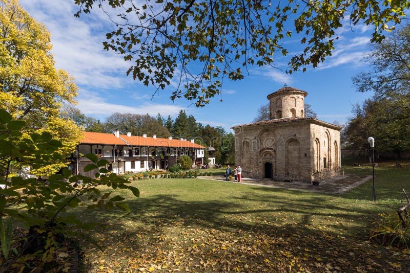 ZEMEN, BULGARIJE - 9 OKTOBER 2016: Verbazende mening van middeleeuws Zemen-Klooster, Bulgarije royalty-vrije stock foto's ZEMEN, BULGARIJE - 9 OKTOBER 2016: Verbazende mening van middeleeuws Zemen-Klooster, Bulgarije royalty-vrije stock foto's
