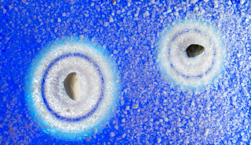 Zen de fond de deux pierres dans des tons bleus sur le San original images stock Zen de fond de deux pierres dans des tons bleus sur le San original images stock