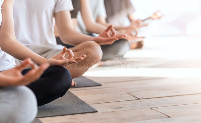 Zen e meditação. grupo de pessoas meditando juntos em lotus position cortou