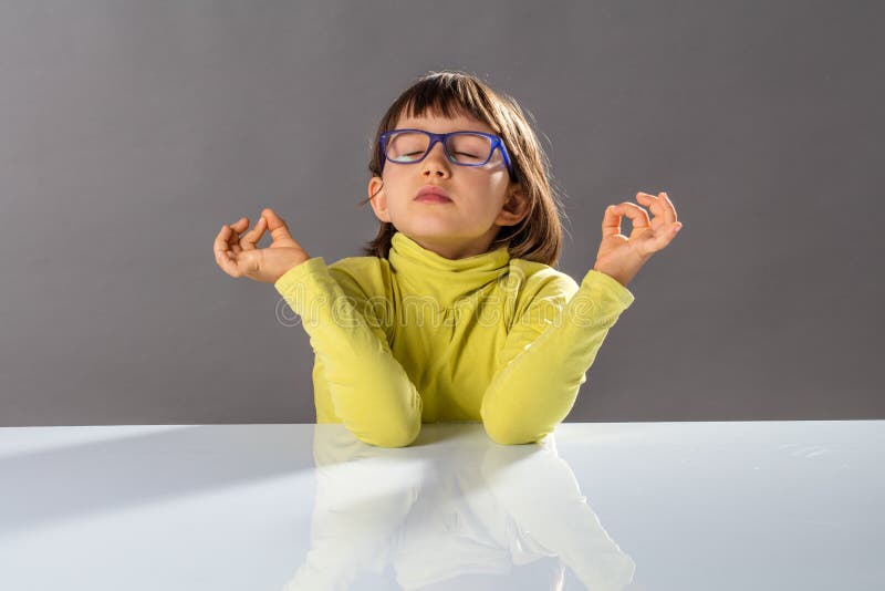 Zen joga dziecka mały oddychanie, ćwiczy joga i przymknięć oczy