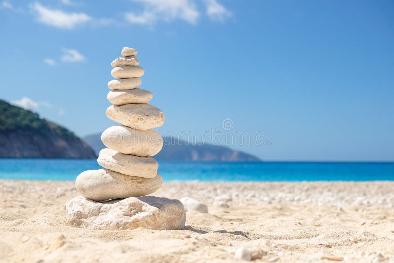 Zen kamienny równoważenie na plaży w Grecja zdjęcia stock Zen kamienny równoważenie na plaży w Grecja zdjęcia stock