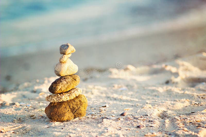 Zen Stones en la playa para la meditación perfecta El zen tranquilo medita el fondo con la pirámide de la roca en la playa de la imagenes de archivo Zen Stones en la playa para la meditación perfecta El zen tranquilo medita el fondo con la pirámide de la roca en la playa de la imagenes de archivo
