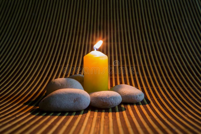 Zen Stone et bougie I photo stock. Image du bougies, roche 35066408