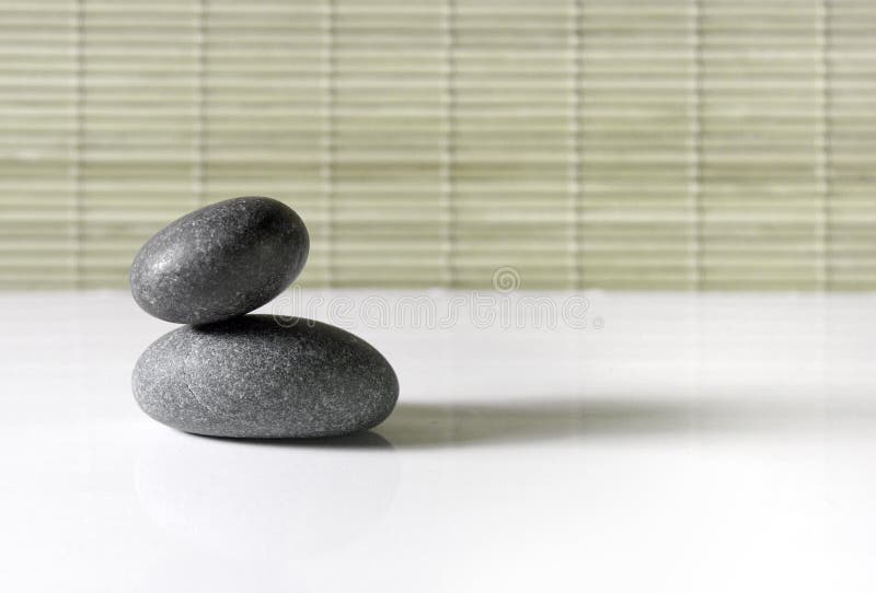 Zen kamene na bielom suteréne.