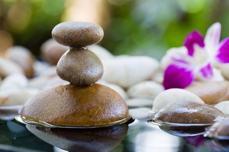 Zen Stones stapelde met waterbezinning stock fotografie Zen Stones stapelde met waterbezinning stock fotografie