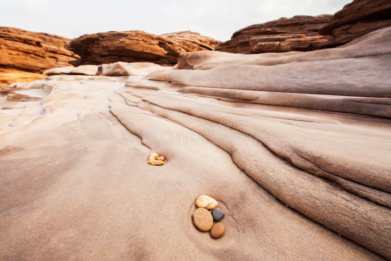 Zenmeditation i natur, härliga kiselstenar och linjer i sandsten, jämvikt och harmoni arkivbilder Zenmeditation i natur, härliga kiselstenar och linjer i sandsten, jämvikt och harmoni arkivbilder