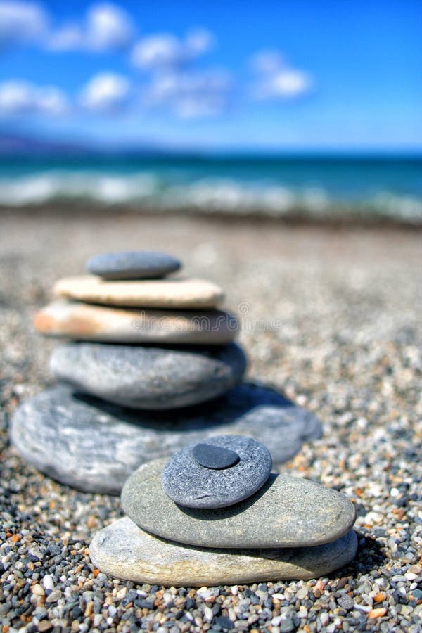 Zenstenar balanserar på stranden för perfekt meditation arkivbilder Zenstenar balanserar på stranden för perfekt meditation arkivbilder