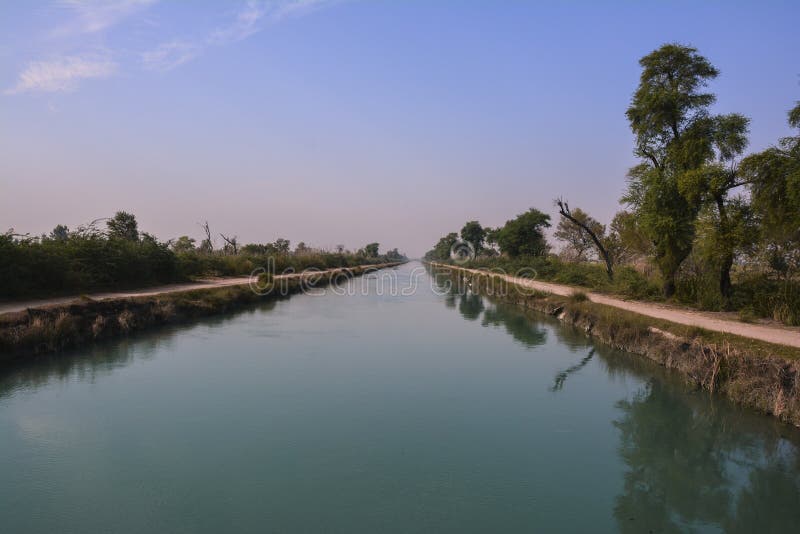 Zentrale Ansicht von Mohajir-Niederlassungs-Kanal †„Nord-Punjab Pakistan stockbild Zentrale Ansicht von Mohajir-Niederlassungs-Kanal †„Nord-Punjab Pakistan stockbild