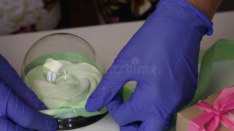 Zephyr en un contenedor de plástico La mujer lo ata con una cinta Captura de cierre metrajes