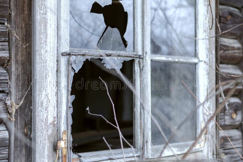 Zerbrochene Fensterscheibe In Einem Verlassenen Holzhaus