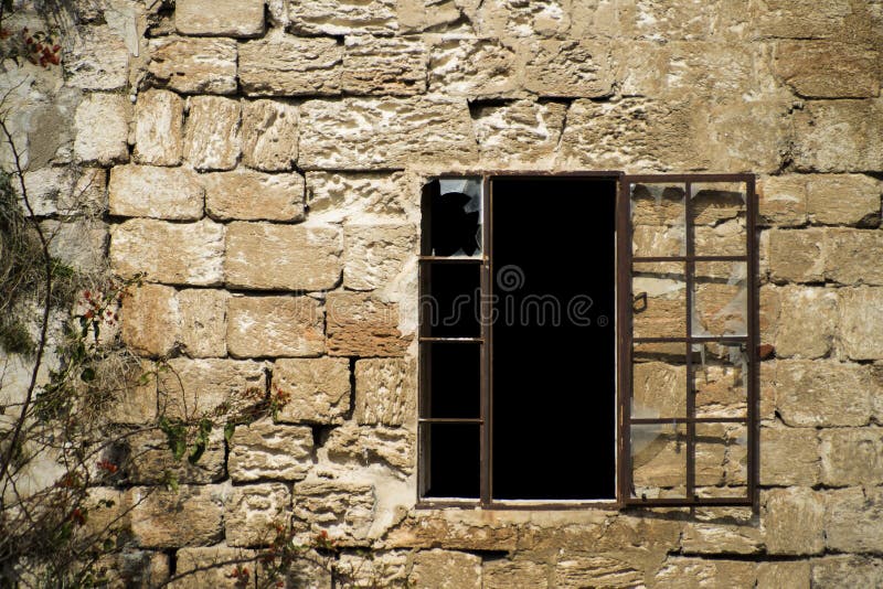 Zerbrochene Fensterscheiben und Steinwand lizenzfreie stockfotos Zerbrochene Fensterscheiben und Steinwand lizenzfreie stockfotos