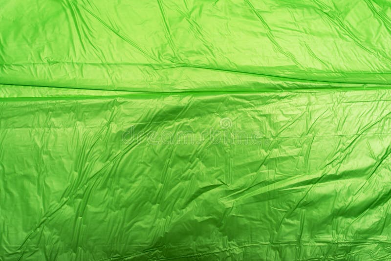 Zerknitterte grüne Plastiktasche