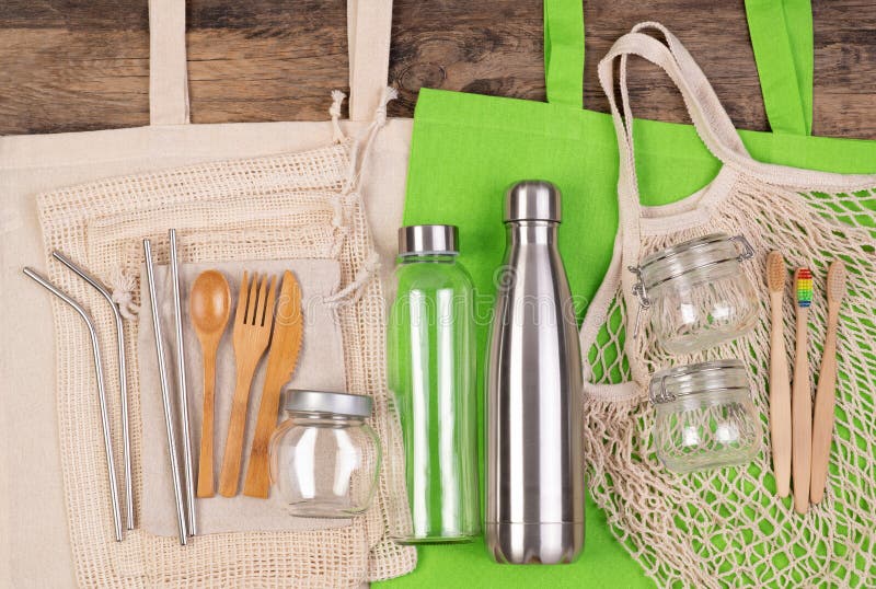 Zero desperdício zero resíduos de objetos reutilizáveis ecológicos como sacos de compras de roupa e frascos de vidro
