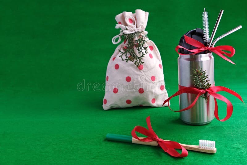 Zero Waste christmas gifts - återanvändbar rostfri vattenflaska, metallhalm, bambootandborste och miljövänlig presentpackning arkivbilder
