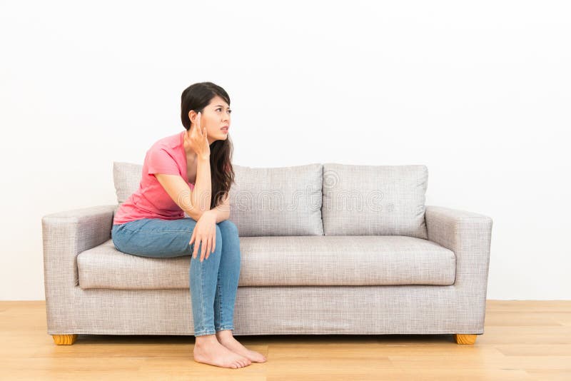 Zerquetschte schmerzliche Position des Ohrs der jungen Frau stockbild Zerquetschte schmerzliche Position des Ohrs der jungen Frau stockbild