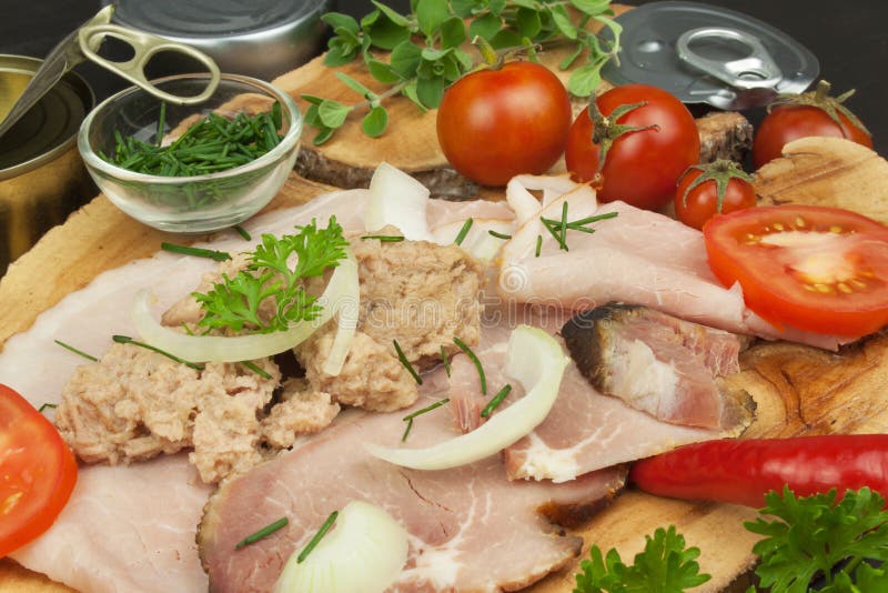 Zerquetschter Thunfisch eingemacht Die Fischindustrie, Fischkonserven Nähren Sie Nahrung Konservierter Thunfisch Schüssel mit ein stockbilder