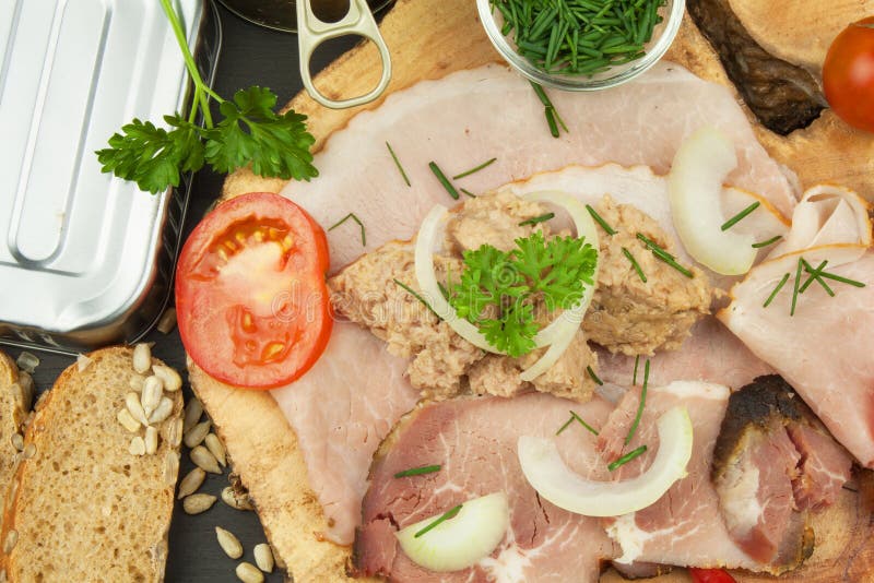 Zerquetschter Thunfisch eingemacht Die Fischindustrie, Fischkonserven Nähren Sie Nahrung Konservierter Thunfisch Schüssel mit ein stockbilder