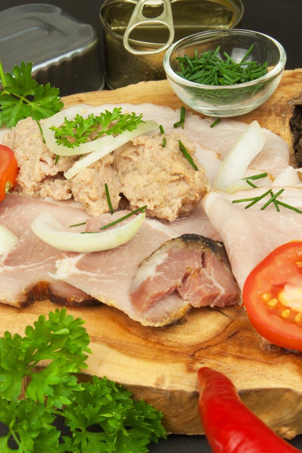 Zerquetschter Thunfisch eingemacht Die Fischindustrie, Fischkonserven Nähren Sie Nahrung Konservierter Thunfisch Schüssel mit ein stockbilder