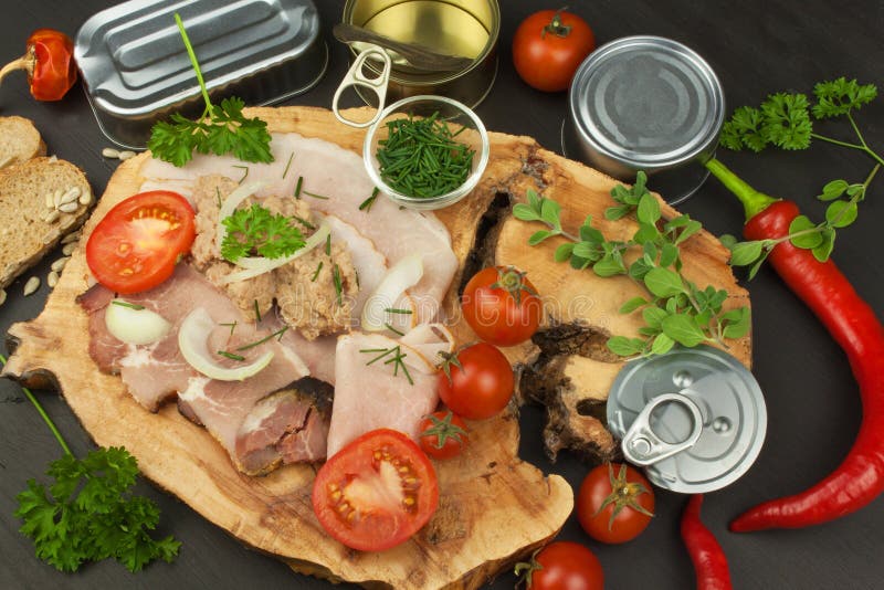 Zerquetschter Thunfisch eingemacht Die Fischindustrie, Fischkonserven Nähren Sie Nahrung Konservierter Thunfisch Schüssel mit ein stockbild