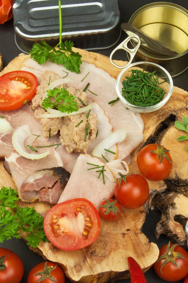 Zerquetschter Thunfisch eingemacht Die Fischindustrie, Fischkonserven Nähren Sie Nahrung Konservierter Thunfisch Schüssel mit ein stockfotografie