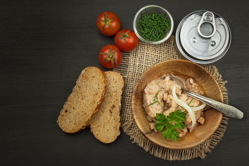 Zerquetschter Thunfisch eingemacht Die Fischindustrie, Fischkonserven Nähren Sie Nahrung Konservierter Thunfisch Schüssel mit ein lizenzfreies stockfoto