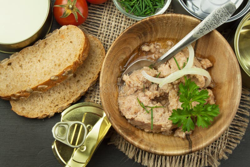 Zerquetschter Thunfisch eingemacht Die Fischindustrie, Fischkonserven Nähren Sie Nahrung Konservierter Thunfisch Schüssel mit ein lizenzfreies stockfoto