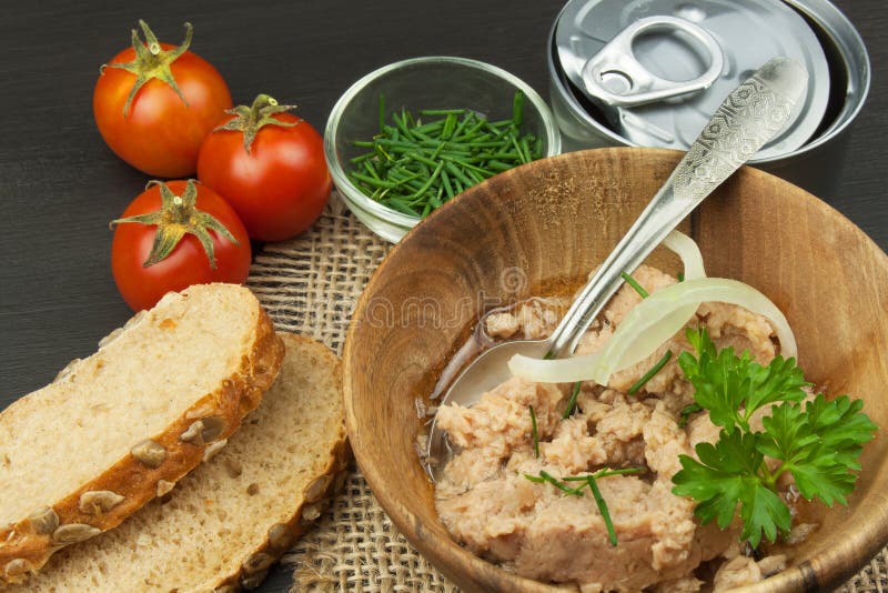 Zerquetschter Thunfisch eingemacht Die Fischindustrie, Fischkonserven Nähren Sie Nahrung Konservierter Thunfisch Schüssel mit ein lizenzfreies stockfoto