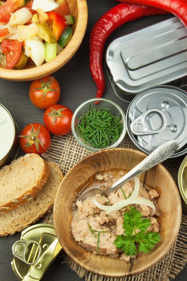 Zerquetschter Thunfisch eingemacht Die Fischindustrie, Fischkonserven Nähren Sie Nahrung Konservierter Thunfisch Schüssel mit ein stockfotografie