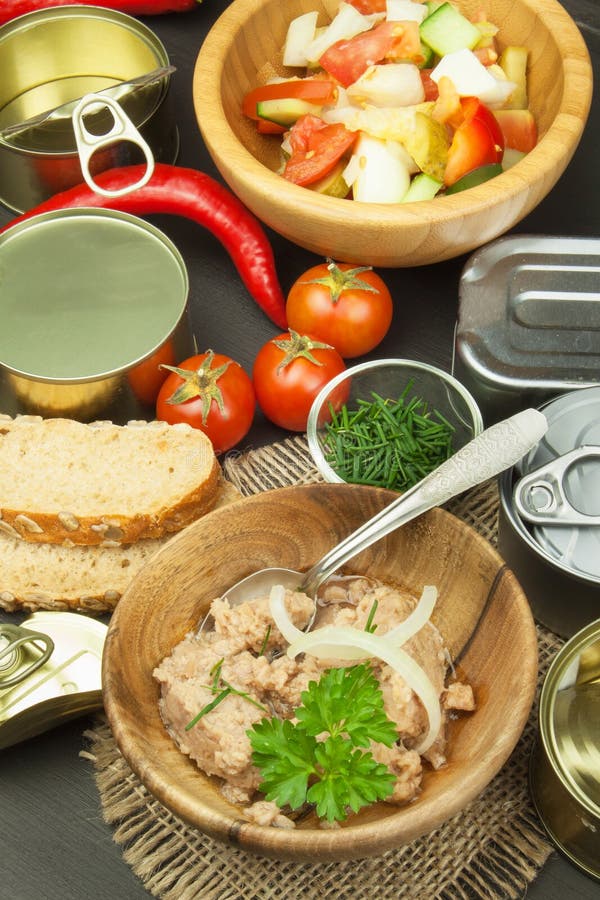 Zerquetschter Thunfisch eingemacht Die Fischindustrie, Fischkonserven Nähren Sie Nahrung Konservierter Thunfisch Schüssel mit ein stockfotografie