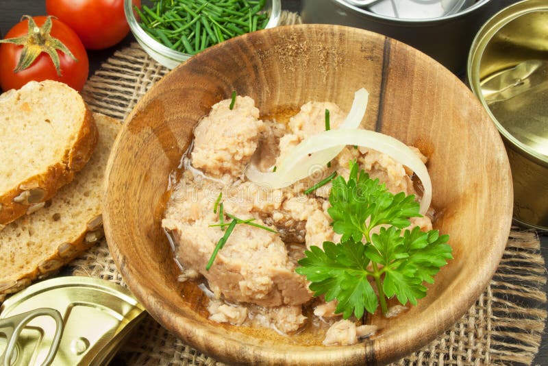 Zerquetschter Thunfisch eingemacht Die Fischindustrie, Fischkonserven Nähren Sie Nahrung Konservierter Thunfisch Schüssel mit ein stockfoto